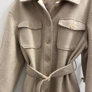 Beige vårjacka - Säljer min beige vårjacka då den inte kommer till användning. Bra skick, pris kan diskuteras🩷