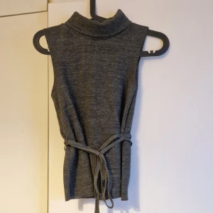 ärmlös polotopp  - Snygg grå ärmlös polotopp från Zara med knytband i midjan som går att ta av om man vill. mjukt material och passar bra till sommaren💓färgen är mörkgrön men jag tycker den ser mer grå ut