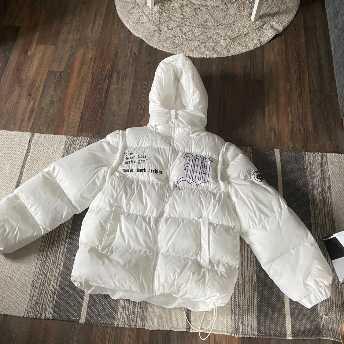 Vit pufferjacka med tryck