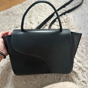 ATP atelier väska - ATP atelier väska, i modellen arezzo Varsamt använd, kan skicka fler bilder om det önskas! Tyvärr inte säker om jag har kvar dustbagen… men dubbelkollar såklart om den önskas vara med! Köpt på nk 2021, har tyvärr inte kvar kvittot  Mått: H 18.5cm W 34cm D 10.5cm  Crossbody strap längd 90,5 cm, crossbody strap fall 47 cm 