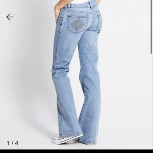 Lågmidjade ljusblå jeans - Säljer dessa jättefina ljusblå jeans från lager i xs. Dom är jättebra skick andvänd 1 gång,köpte för 400