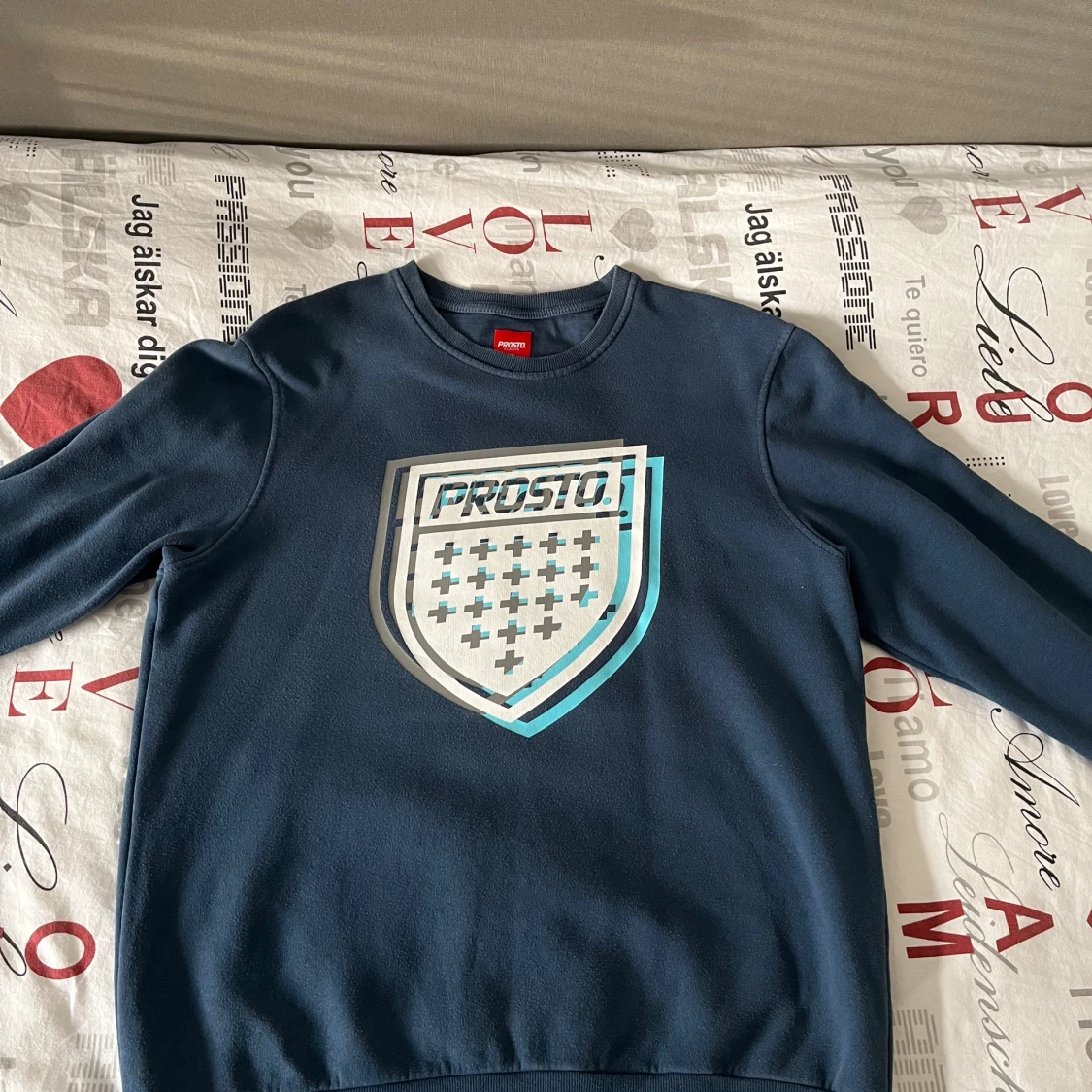 Mörkblå tröja från Prosto