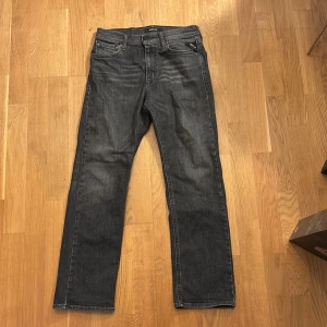 Svarta jeansbyxor från replay - Svarta jeans replay. 10-12år 150cm. Men kan användas 150cm-164cm. 
