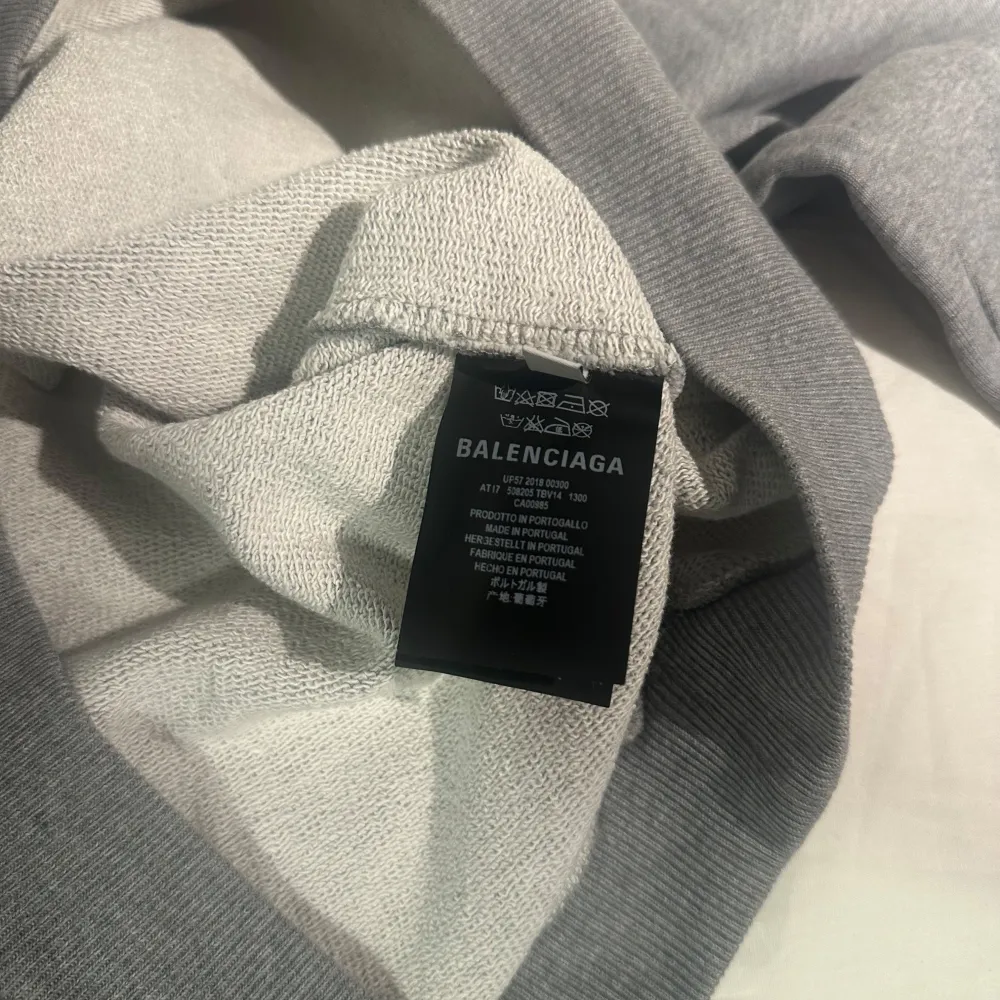 Äkta Balenciaga hoodie i storlek S säljes. Är i bra skick (har endast handtvättats), säljes för att den inte passar längre. Kvitto och även tags finns. Pris går att diskutera. . Hoodies.