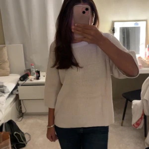 Stickad t-shirt - Jättesöt stickad t-shirt från lager 157! Nästan helt ny och har aldrig använt. Känner att den hör hemma hos någon där den används 🫶🏼