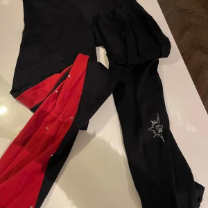 Karisma konståkning xs - Röda/svarta byxor från  Karisma. Fint använt skick. Passar 10-12 åring (ca 140-150). 