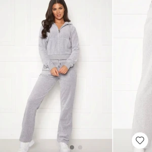 Grått juicy couture set  - Ett grått juicy couture det i strl.S Väldigt fräscht , vid bild är det bara att höra av sig. Om annat pris önskas kan det diskuteras. 
