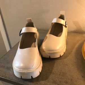 Vita klackar - Vita klackar med 6cm klack i storlek 38 men lite liten i storleken. Använd några gånger så små märken finns. Skickas mot portokostnad!:)