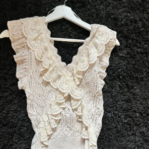 Vit blus Zara - Jättefin blus från Zara i storlek 36 (S). Ger superfina former och är i skönt stickat material. Så gott som ny, använd en gång. Köpt på Zara i Spanien🫶🏼