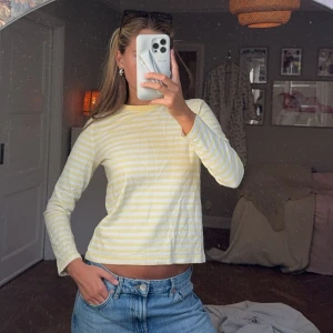 Randig tröja  - Säljer denna så fina randiga tröja🌸🎀😊😋