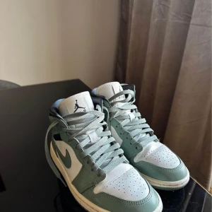Jordan Air 1 Mid - Säljer mina Jordan’s i storlek 38, köptes detta år men inte riktigt kommit till användning helt, använd fåtal gånger.   De är i fint skick. 