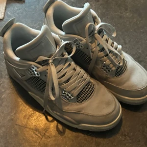 Jordan 4 - Jordan 4 frozen moment Storlek 44 Skick 7/10 Kan gå ner k pris vid snabb affär rep.