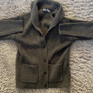 Ralph lauren cardigan  - Hej, säljer nu min extremt sköna cardigan från Ralph Lauren, det finns inga defekter på den eller något liknande. Köpt på nk för ca 1 år sedan, storlek XS men är med som en S