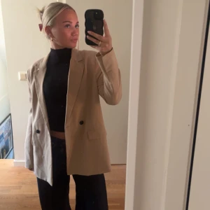 Kavaj - Säljer min snygga kavaj från bershka då jag ej fått så mycket användning av den!