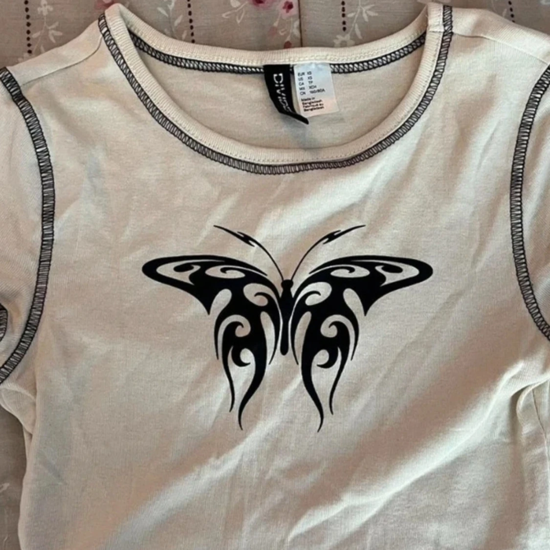 Vit t-shirt med fjärilstryck från Shein