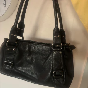 Skinnväska  - Fin svart väska i äkta skinn! Som i nyskick, lagom storlek :)