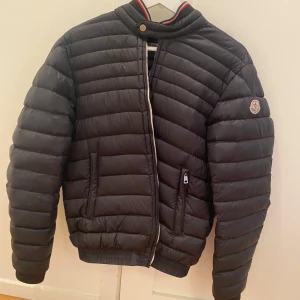 Moncler jacka - Tja. Säljer nu min moncler jacka då den ej kommer till användning längre. Jacka är självklart äkte och är köpt från trendsellers för cirka 3000kr. Nypriset ligger på 10000kr. Den är i storlek L men passar mindre så typ M. Skriv om ni har några frågor