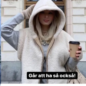 Zara väst - Snygg väst från zara som går att ha åt två håll! Passar olika storlekar då den ska sitta oversized men står storlek M på lappen 🤗 Ifall d e många intresserade tar jag bud 🥰🫶🏼