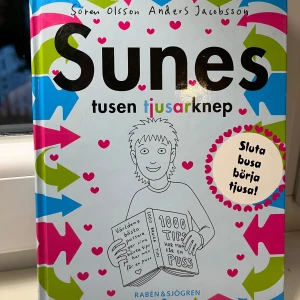 Sunes tusen tjusarknep - En rolig och charmig bok om Sune som älskar glass, soliga dagar och tjejer. Han är inte så förtjust i hårdrock och tecknad film, men älskar att läsa. Boken handlar om hans äventyr på bokmässan i Göteborg där han hittar massor av böcker att tjusa. Perfekt för unga läsare som gillar humor och äventyr!