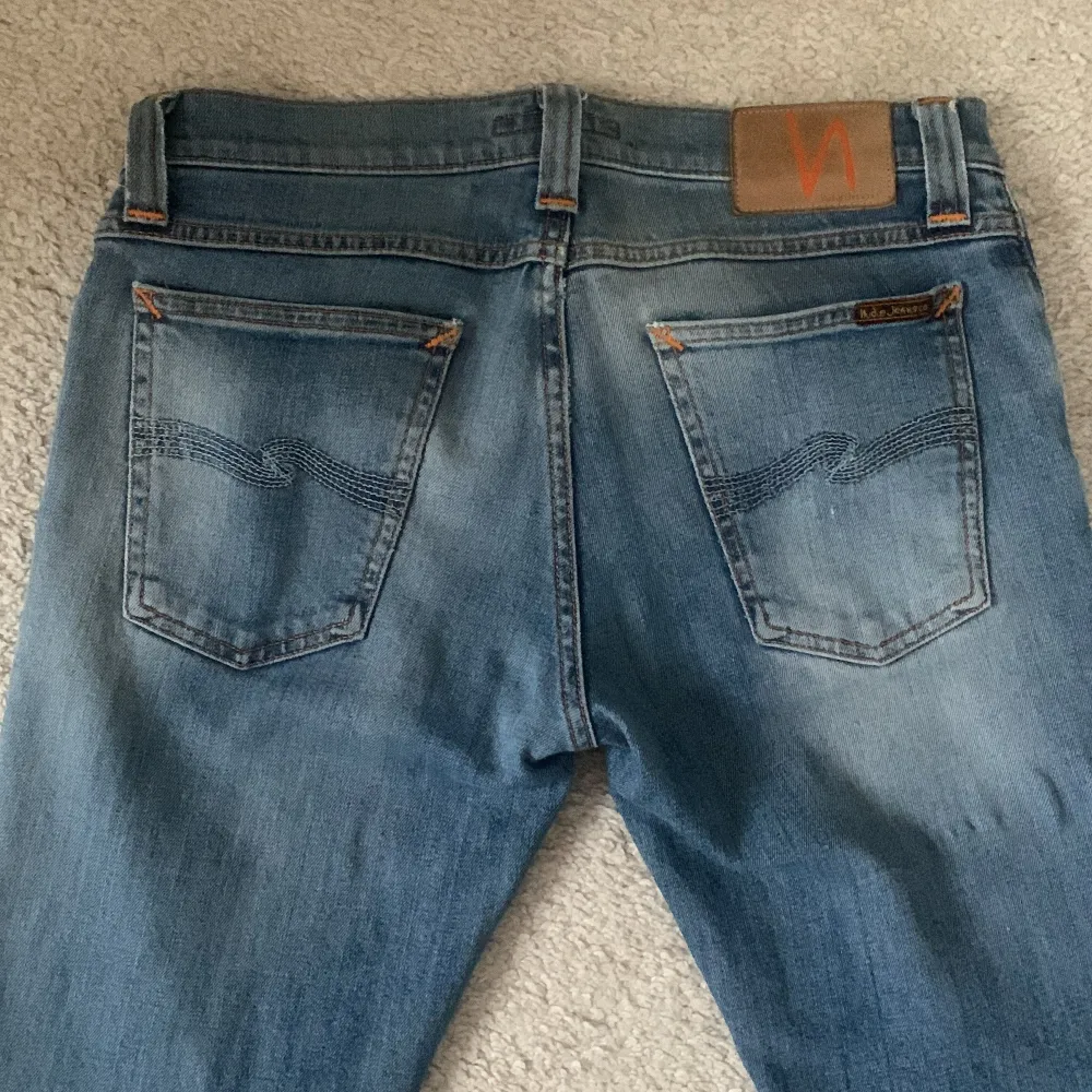 Feta Nudie Jeans i storlek 29/32. Nypris:1600 säljer för 550, Priset är inte hugget i sten! 8/10 skick. Skicka ett meddelande vid minsta fundering!. Jeans & Byxor.