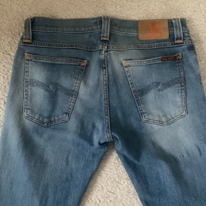Nudie Jeans 29/32 - Feta Nudie Jeans i storlek 29/32. Nypris:1600 säljer för 550, Priset är inte hugget i sten! 8/10 skick. Skicka ett meddelande vid minsta fundering!
