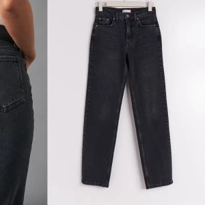 Svarta jeans med hög midja - Säljer ett par snygga svarta jeans med hög midja. De har en klassisk femficksdesign och en straight passform som funkar till allt. Perfekta för både vardag och fest! 🖤