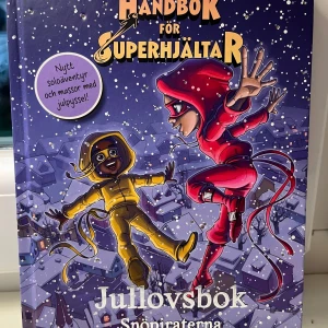 Handbok för Superhjältar: Jullovsbok - Denna bok är perfekt för jullovet med spännande soläventyr och massor av julpyssel. Följ med på äventyr i vintermiljö och bli en del av berättelsen. Innehåller superhjälteövningar, julpyssel och klurigheter. Perfekt för unga läsare som vill ha roligt och utmana sig själva under lovet.