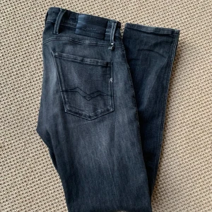 Replay Anbass  - Svarta replay anbass jeans(Slim) W31-L32 Inga defekter eller liknande. Hör av dig vid frågor 