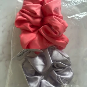 Scrunchie - 2 st helt nya med prislapp kvar rosa och lila