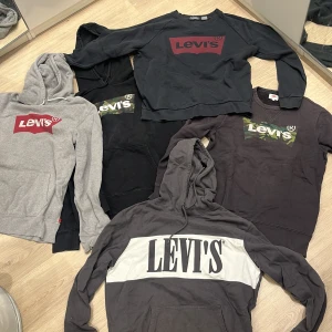 Levi's hoodies och tröjor -  hoodies och  tröjor från Levi's. långärmade och i bra skick! Tröjan på andra bilden längst ner på ärmen är designad att det ska va slitningar på den! 650 kr styck för hoodie och 550 kr styck för en tröja, alla är storlek M förutom tröjan med camo S