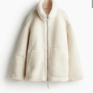 Teddyjacka hm  - Jacka från hm. Strl S. Använd en gång. Säljer ej under 550. Postar samma dag. Hör av er vid frågor 🥰