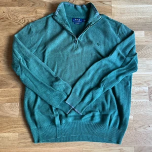 Grön polo ralph lauren halfzip - En grön halfzip tröja perfekt för hösten och vintern. Har små gråa detaljer i slutet av ärmarna och inne i kragen. Ser grönare ut på vissa bilder. Nyansen på bild 3 är mest lik hur färgen ser ut i verkligheten. En storlek L men passar även M. 
