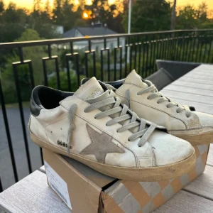 Golden goose  - Ett par feta golden goose i jättebra skick säljs så snabbt som möjligt🙌🏻mitt pris 2499 men det är förhandlingsbart storlek 43 men passar lätt både 42 och 44kom gärna med frågor👌🏼.jag svarar så snabbt jag kan 