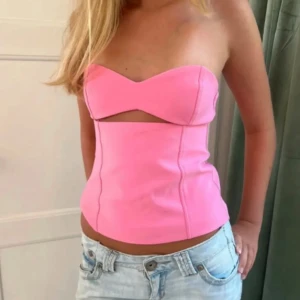 Rosa Zara topp - Säljer den här fina rosa toppen från zara i bra skick💕 11 cm över bysten