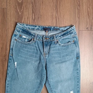 Lågmidjade jeans - Säljer dessa super snygga jeansen med slitningar/hål. Storlek M och är lågmidjade. Har inga defekter 