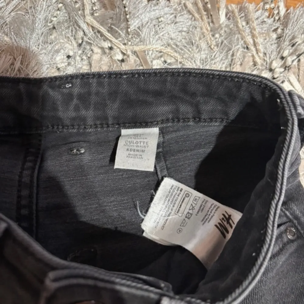 Säljer ett par svarta culotte-jeans från H&M. De har en loose passform och är högmidjade, Perfekta för både vardag och fest!. Jeans & Byxor.