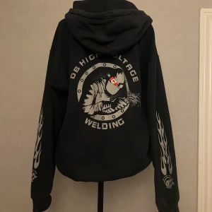Zip hoodie - Cool zip up tröja i fint skick, storlek L men passar även bra på M för en lite oversize fit. Längd från nacken och ner: 72 cm Axelbredd: ca 61 cm