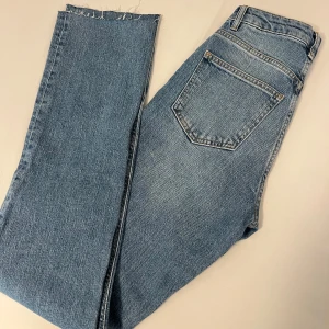 Raka jeans - Aldrig använd storlek 32