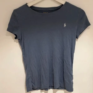 Ralph Lauren t-shirt - T-shirten är i barnstorlek xl vilket motsvarar damstorlek xs, men den passar xxs-m skulle jag tro. Köpte på Plick men jag passar tyvärr inte i denna nyansen av blå därav säljer jag den.