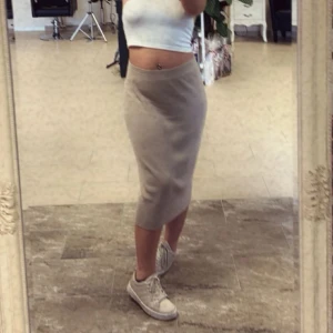 Kjol - Ribbad beige kjol. Bra skick