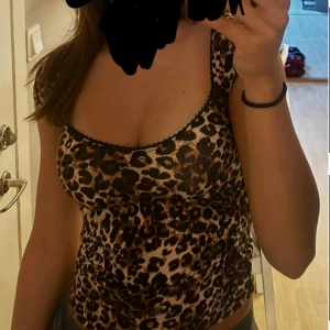 Leopard teöja - Jättefin romance shape LS top i leopard print från Nelly som tyvärr inte kommer till användning. Bara testad en gång :)