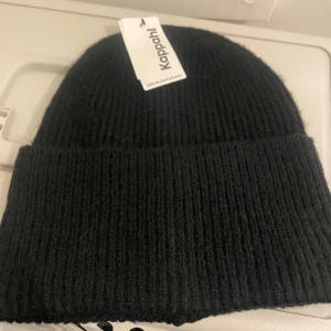 Oanvänd stickad mössa  - Helt oanvänd svart stickad mössa från Kappahl med lappar kvar. Jättemysig💕
