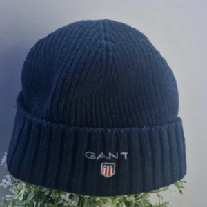 GANT mössq - En GANT mössa jag inte använt, den är perfekt till våren🍁🍂  Strl: L/XL Ny pris: 400kr på GANT.se