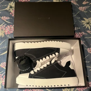 Numeris Atelier Acrylic Black - Ett par helt nya, oanvända, svarta numeris i storlek 43 (passar även 44). Box och extra snören medföljer. Skriv privat om du har frågor!