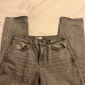 Straight jeans från Gina Tricot  - Har använt den ofta men använder den inte längre. Den är väldigt fin men passar inte min storlek längre.