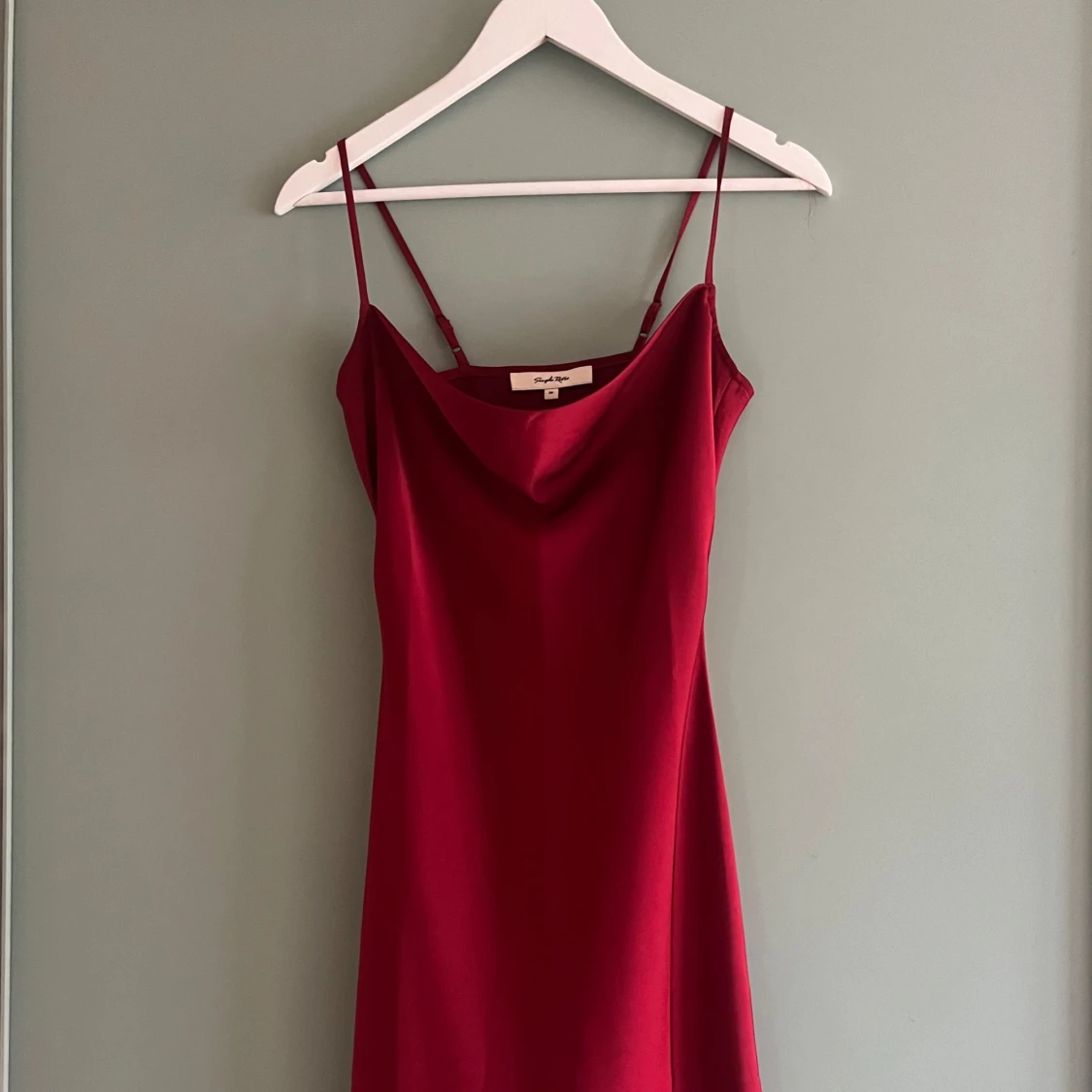 Röd satinklänning