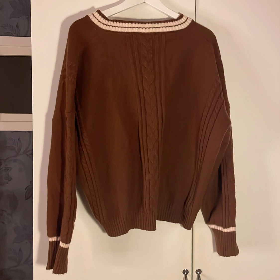 Brun stickad tröja med randig krage - 90