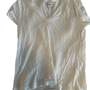T-shirt  - En tunnare T-shirt från Weekday, denna tröja är knappt använd, den är väldigt andningsbar och har ett mjukt material, går att använda som en tränings tröja 
