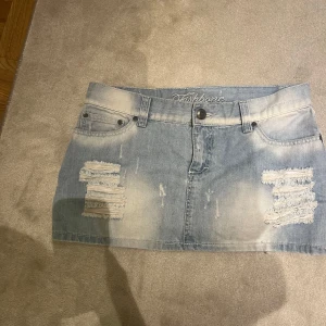 Low wasit jeans kjol - Säljer min low wasit fishbone jeans kjol!! Super fin!! Storlek M/S fråga om mer bilder 💗