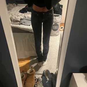 Levis low waist bootcut - Jätte snygga low waist jeans från Levis!! De är bootcut och med slitningar och hål Knappt använda W24 L32